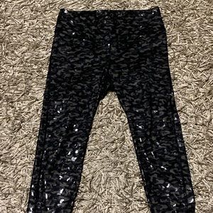 Gap camo workout crop leggings